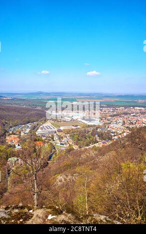 Blick über den Harz auf die Stadt Thale. Sachsen-Anhalt, Deutschland Stockfoto