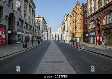 London, Großbritannien - 24. April 2020: Eine fast menschenleere Oxford Street an einem sonnigen Frühlingsnachmittag während der COVID19-Sperre. Nur wenige Fußgänger und Veh Stockfoto