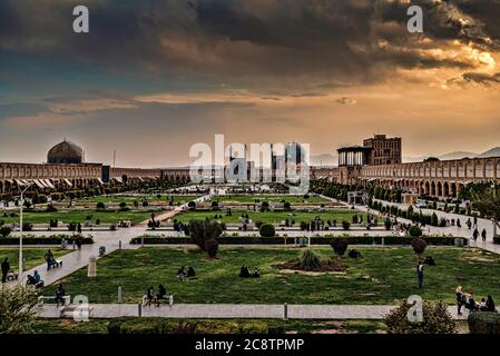 Sonnenuntergang am Naqsh-e Jahan Platz mit Ali Qapu Palast und Imam Moschee, Isfahan, Iran Stockfoto