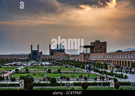 Sonnenuntergang am Naqsh-e Jahan Platz mit Ali Qapu Palast und Imam Moschee, Isfahan, Iran Stockfoto