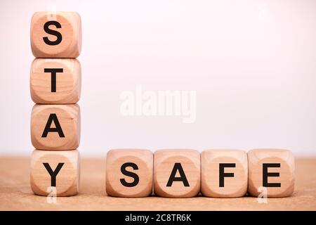 Bleiben Sie sicher auf Holzwürfel geschrieben Stockfoto