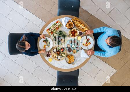 Ein Paar, das sein reichhaltiges Frühstück in einem eleganten Restaurant oder Hotel hat. Hochwertige Fotos Stockfoto