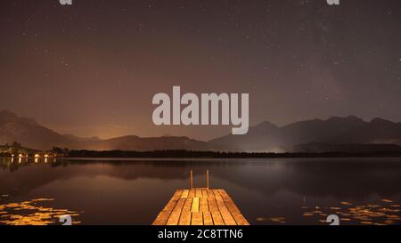 milky way stars on sky over lake in Bavaria Stockfoto