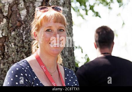 Umea, Norrland Schweden - 5. Juni 2020: Sommersprossen-Frau im Park mit einem Lächeln Stockfoto