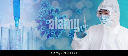 Ein Wissenschaftler mit blauen Handschuhen und einem Schutzanzug mit einem Covid-19-Impfstoff im Hintergrund eines Biotechnologie-Konzepts. Stockfoto