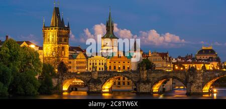 Karlsbrücke während der blauen Stunde Prag, Tschechische Republik. Stockfoto