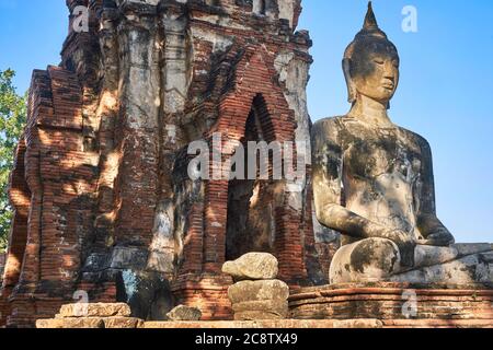 Eine Buddha-Statue im Wat Mahathat (Wat Maha That) im Ayutthaya Historical Park in der ehemaligen Hauptstadt Ayutthaya, Thailand Stockfoto