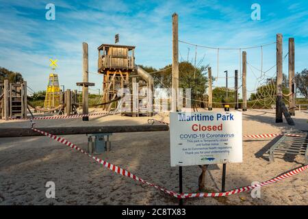 Melbourne, Australien - moderner Kinderspielplatz in Port Melbourne wegen Covid-19 Coronavirus geschlossen Stockfoto