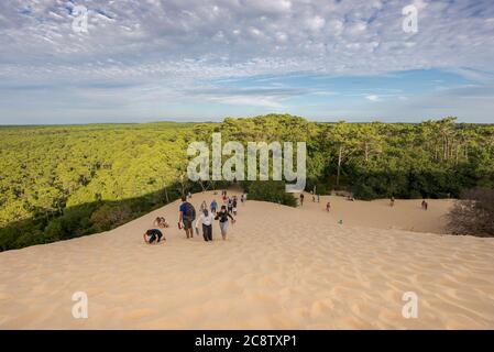 LA TESTE-DE-BUCH, FRANKREICH – 12. AUGUST 2017: Touristen klettern die Düne von Pilat, die höchste Sanddüne Europas Stockfoto
