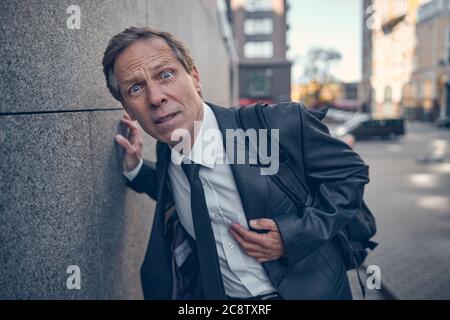 Geschäftsmann mit Herzinfarkt auf der Straße Stockfoto