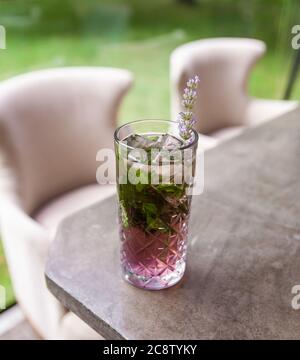 Lavendel-Eistee auf der Sommerveranda. Stockfoto