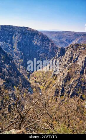 Blick von den Bergen in ein Tal. Stockfoto