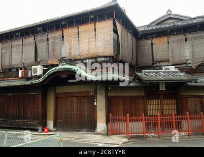 GOJO Rakuen (5th Street Paradise), Rotlichtviertel im alten Kyoto die Gegend war eine Mischung aus Gasthäusern, Theatern, Restaurants, Bars und Bordellen. Viele der Stockfoto