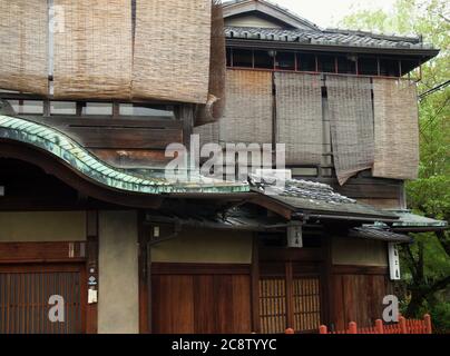 GOJO Rakuen (5th Street Paradise), Rotlichtviertel im alten Kyoto die Gegend war eine Mischung aus Gasthäusern, Theatern, Restaurants, Bars und Bordellen. Viele der Stockfoto