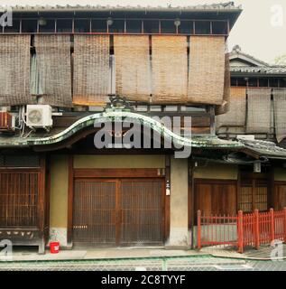 GOJO Rakuen (5th Street Paradise), Rotlichtviertel im alten Kyoto die Gegend war eine Mischung aus Gasthäusern, Theatern, Restaurants, Bars und Bordellen. Viele der Stockfoto