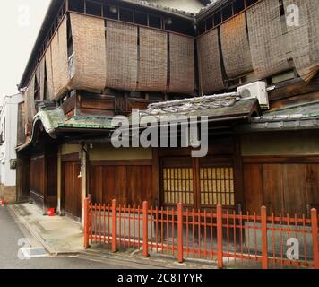 GOJO Rakuen (5th Street Paradise), Rotlichtviertel im alten Kyoto die Gegend war eine Mischung aus Gasthäusern, Theatern, Restaurants, Bars und Bordellen. Viele der Stockfoto