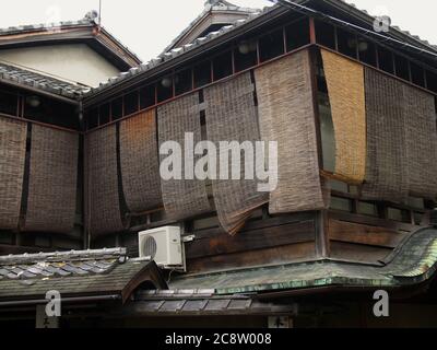 GOJO Rakuen (5th Street Paradise), Rotlichtviertel im alten Kyoto die Gegend war eine Mischung aus Gasthäusern, Theatern, Restaurants, Bars und Bordellen. Viele der Stockfoto