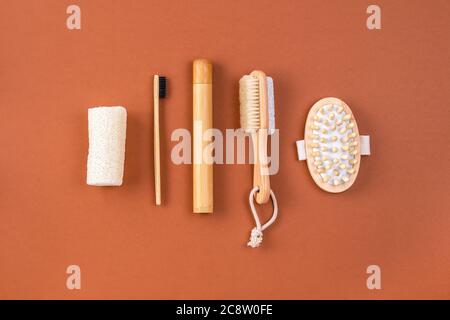 Set von Bad-Accessoires. Anti-Cellulite-Massagegerät, Bambuszahnbürste, Loofah-Schwamm, Schälbürste auf Braun. Zero Waste Konzept. Minimalistischer Stil Stockfoto