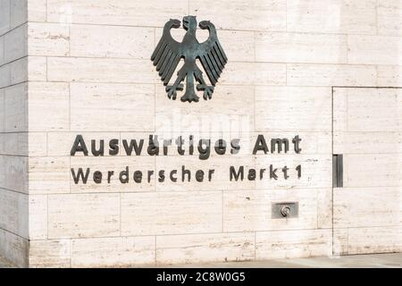 24.07.2020, das Bundesamt der Bundesrepublik Deutschland am Werderschen Markt 1 in Berlin, Eingangsbereich mit offiziellem Schild an der Fassade. Es ist Sitz des Bundesministeriums für auswärtige Angelegenheiten und des Bundesministers für auswärtige Angelegenheiten (Bundesminister der herausragenden). Weltweit eingesetzt Stockfoto