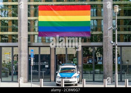 24. Juli 2020, Berlin, zum Christopher Street Day (CSD) 2020 in Berlin wurde das Bundesdepartement der Bundesrepublik Deutschland mit einer Regenbogenfahne als Banner geschmückt. Ein Polizeiauto steht vor dem Gebäude und bewacht das Banner. Das Gebäude ist Sitz des Bundesministeriums für auswärtige Angelegenheiten und des Bundesministers für auswärtige Angelegenheiten (Bundesminister der Außenminister). Die Regenbogenfahne ist eine Form des Regenbogens als Symbol. Sie steht für Veränderung, Veränderung und Frieden in zahlreichen Kulturen auf der ganzen Welt und wird als Zeichen von Toleranz und Akzeptanz, dem Tauchgang, gesehen Stockfoto