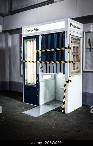 Photo-Me Passstand, abgeklebt, um soziale Distanz zu halten Stockfoto