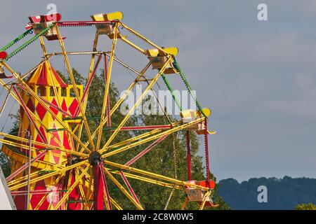 Ein Riesenrad und ein Helter Skelter auf einem lustigen Jahrmarkt, auf der Royal Bath and West Show, einer jährlichen Landwirtschaftsmesse in Somerset, Großbritannien. Stockfoto