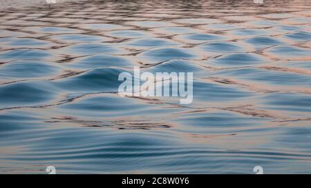 Reflexionen auf dem Wasser im Sonnenuntergang Stockfoto