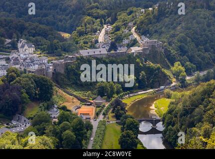 Bouillon, Belgien - Juli 17 2020: Blick auf das Schloss Bouillon und den fluss semois in den belgischen Ardennen. Die Stadt ist berühmt für ihre mittelalterlichen cas Stockfoto