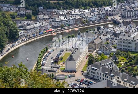 Bouillon, Belgien - Juli 17 2020: Blick auf die Stadt Bouillon und die semois in den belgischen Ardennen. Die Stadt ist berühmt für seine mittelalterliche Burg und Stockfoto