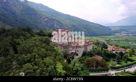 Luftaufnahme von Castel Pietra, das Herrenhaus befindet sich am Hang des Hügels von Castel Beseno, auf einem riesigen Felsblock, der vom Cengio Rosso abgesetzt wurde Stockfoto