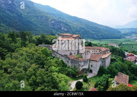 Luftaufnahme von Castel Pietra, das Herrenhaus befindet sich am Hang des Hügels von Castel Beseno, auf einem riesigen Felsblock, der vom Cengio Rosso abgesetzt wurde Stockfoto