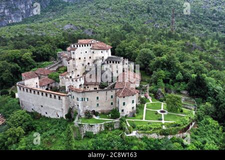 Luftaufnahme von Castel Pietra, das Herrenhaus befindet sich am Hang des Hügels von Castel Beseno, auf einem riesigen Felsblock, der vom Cengio Rosso abgesetzt wurde Stockfoto