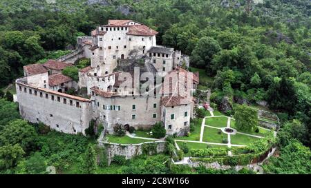 Luftaufnahme von Castel Pietra, das Herrenhaus befindet sich am Hang des Hügels von Castel Beseno, auf einem riesigen Felsblock, der vom Cengio Rosso abgesetzt wurde Stockfoto