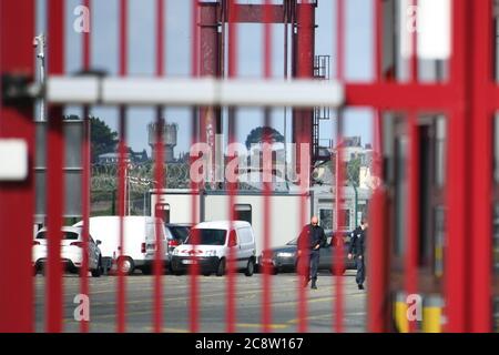 St. Malo, Frankreich. Montag, 27. Juli 2020. Hafenarbeiter blockieren die Rampe, um die Fähren im Hafen von St. Malo in Frankreich zu stoppen. Das Schiff Bretagne Ferries liegt nur wenige Meter von den Docks entfernt. Passagiere stehen an Bord, da die Verspätungen länger werden. Quelle: Thomas Faull/Alamy Live News Stockfoto