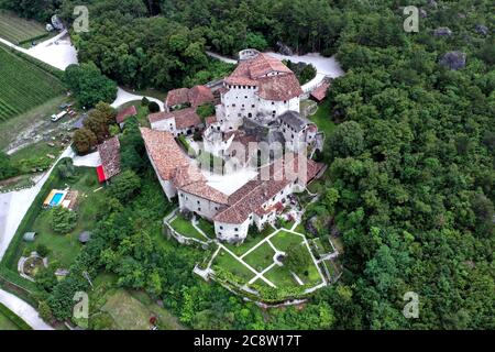 Luftaufnahme von Castel Pietra, das Herrenhaus befindet sich am Hang des Hügels von Castel Beseno, auf einem riesigen Felsblock, der vom Cengio Rosso abgesetzt wurde Stockfoto