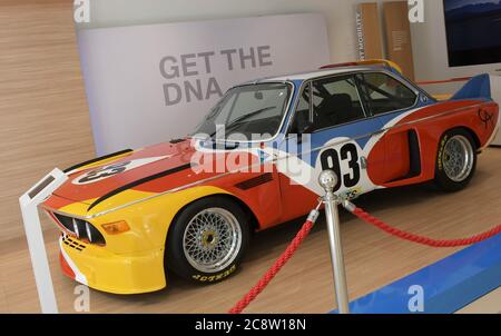 Mailand, Italien. Juli 2020. Mailand, Italien der Milanesiana BMW Milan Urban Store Einweihung der Alexander Calder BM KUNSTAUTOAUSSTELLUNG mit der Präsentation von Massimo Di Silvestre Präs. Und CEO von BMW Italien, Robrto Olivi Communication BMW Italien, Elisabetta Sgarbi der Milanesiana Dialog Fulvio Abbate, Nicola Porro, Pietrangelo Buttafuoco stellt Giangiacomo Schiavi vor. Auf dem Foto: Alexander Calder BM ART CAR Kredit: Unabhängige Fotoagentur/Alamy Live News Stockfoto