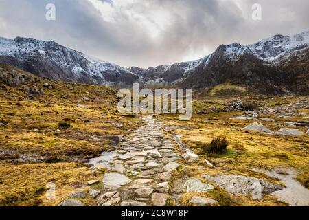 Der Weg, der zum Lake Idwal und zu den schneebedeckten Bergen von Snowdonia, Wales führt Stockfoto