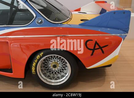 Mailand, Italien. Juli 2020. Mailand, Italien der Milanesiana BMW Milan Urban Store Einweihung der Alexander Calder BM KUNSTAUTOAUSSTELLUNG mit der Präsentation von Massimo Di Silvestre Präs. Und CEO von BMW Italien, Robrto Olivi Communication BMW Italien, Elisabetta Sgarbi der Milanesiana Dialog Fulvio Abbate, Nicola Porro, Pietrangelo Buttafuoco stellt Giangiacomo Schiavi vor. Auf dem Foto: Alexander Calder BM ART CAR Kredit: Unabhängige Fotoagentur/Alamy Live News Stockfoto