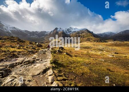 Der Weg, der zum Lake Idwal und zu den schneebedeckten Bergen von Snowdonia, Wales führt Stockfoto