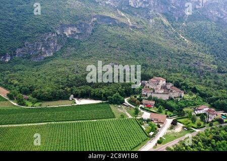 Luftaufnahme von Castel Pietra, das Herrenhaus befindet sich am Hang des Hügels von Castel Beseno, auf einem riesigen Felsblock, der vom Cengio Rosso abgesetzt wurde Stockfoto