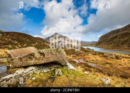 Ein Gletscherblock über dem Lake Idwal im Snowdonia National Park, Wales Stockfoto