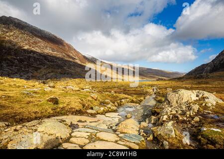 Der Steinweg, der zum Lake Idwal und den Bergen von Snowdonia, Wales führt Stockfoto