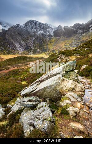 Der felsige Pfad am Glyder Fawr um den Lake Idwal in Snowdonia, Wales Stockfoto