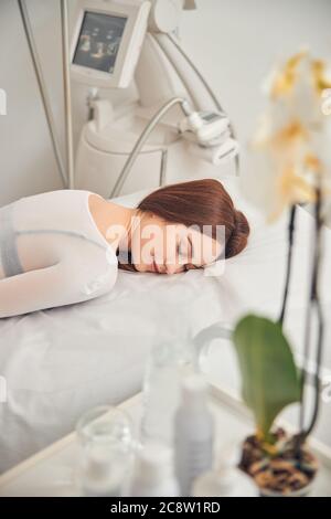 Ziemlich junge Dame, die gute Zeit im Kosmetologie Zentrum Stockfoto