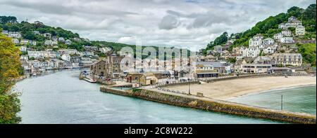 Breite Panorama bunte Blick auf den Looe River in Richtung der Häuser von West Looe und dem Sandstrand und der hübschen Stadt East Looe Cornwall. Stockfoto