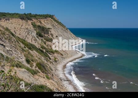 Meereslandschaft vom Kap Emine an der bulgarischen Schwarzmeerküste An einem heißen Sommertag Stockfoto