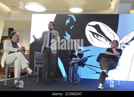 Mailand, Italien. Juli 2020. Mailand, Italien der Milanesiana BMW Milan Urban Store Einweihung der Alexander Calder BM KUNSTAUTOAUSSTELLUNG mit der Präsentation von Massimo Di Silvestre Präs. Und CEO von BMW Italien, Robrto Olivi Communication BMW Italien, Elisabetta Sgarbi der Milanesiana Dialog Fulvio Abbate, Nicola Porro, Pietrangelo Buttafuoco stellt Giangiacomo Schiavi vor. Auf dem Foto: Pietrangelo Buttafuoco Kredit: Unabhängige Fotoagentur/Alamy Live News Stockfoto