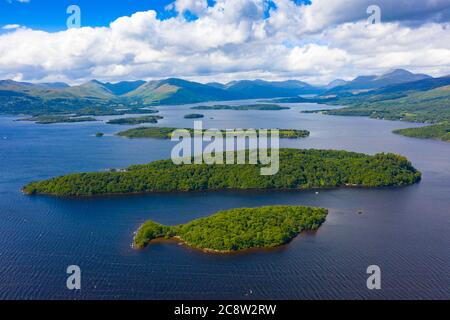 Luftaufnahme der Inseln im Loch Lomond. In der Nähe von Clairinsh, Inchcailloch und Inchfad in Loch Lomond und dem Trossachs National Park, Schottland, Großbritannien Stockfoto