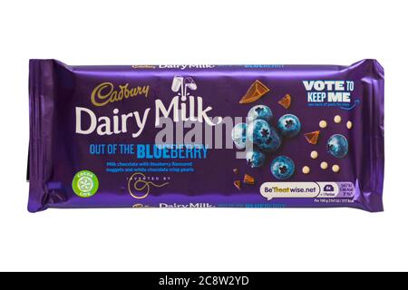 Bar von Cadbury Dairy Milk aus der Blaubeer Schokolade auf weißem Hintergrund isoliert Stockfoto