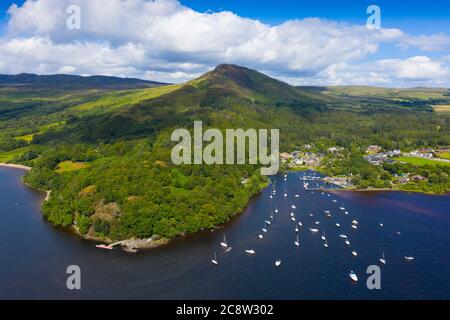 Luftaufnahme des Dorfes Balmaha und Conic Hill am Ufer des Loch Lomond in Loch Lomond und des Trossachs National Park, Schottland, Großbritannien Stockfoto